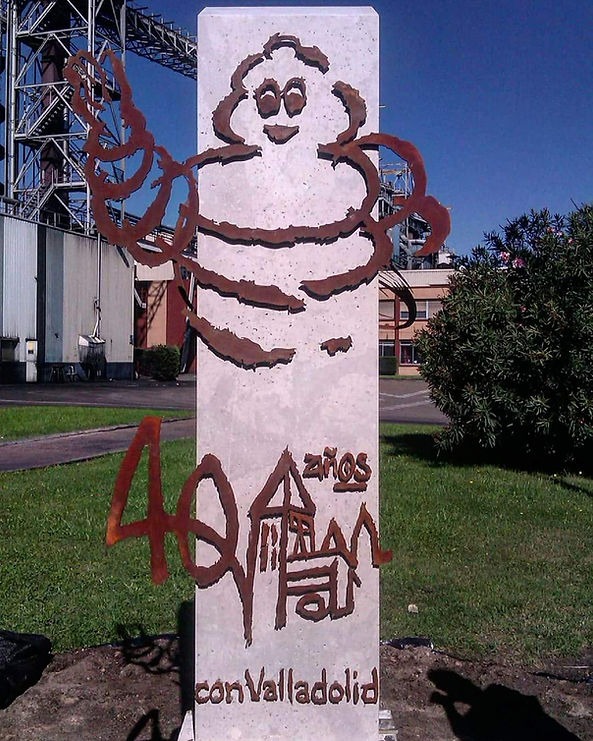 Monolito conmemorativo. Acero cortén y piedra de Campaspero. 2,60mts. Factoría Michelin. Valladolid